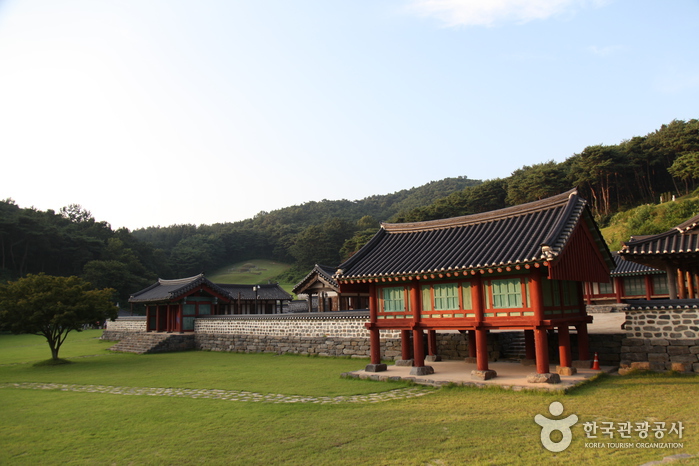 너른 잔디가 평화로운 문헌서원