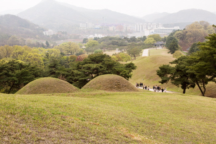 유네스코 세계문화유산에 등재된 송산리 고분군에는 모두 7기가 모여있다.