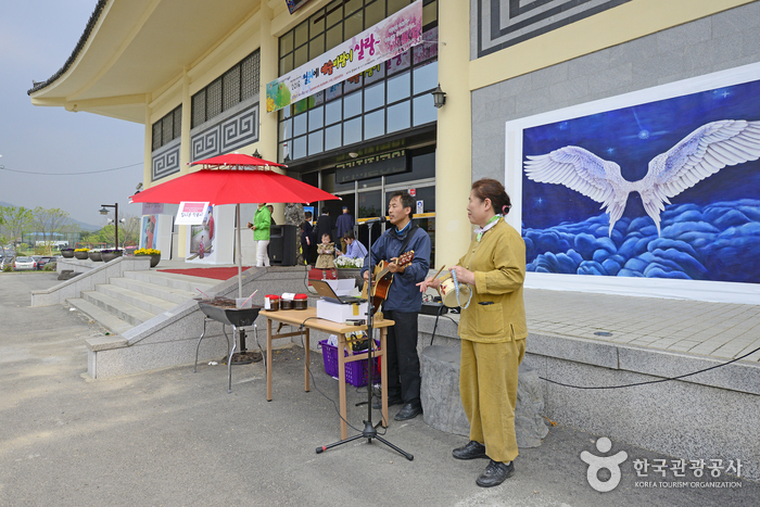 축제장에서 흥을 돋우는 음악이 빠질 수 없다.