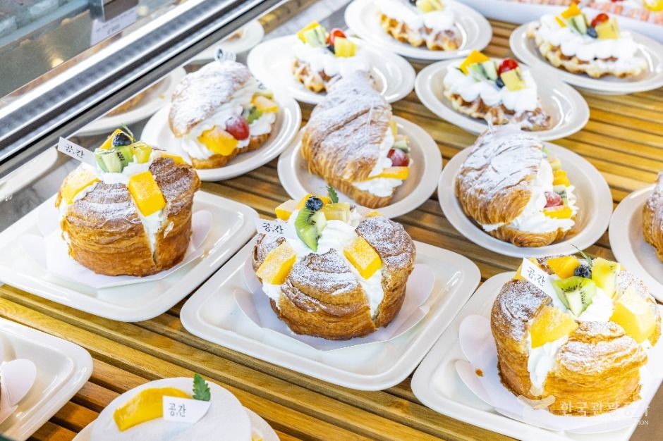 thumbnail-베이커리 카페 공간-25