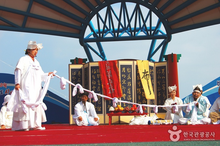 Jindo Miracle Sea Festival (진도 신비의바닷길축제)