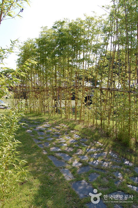 Oegosan Onggi Village (외고산옹기마을) 