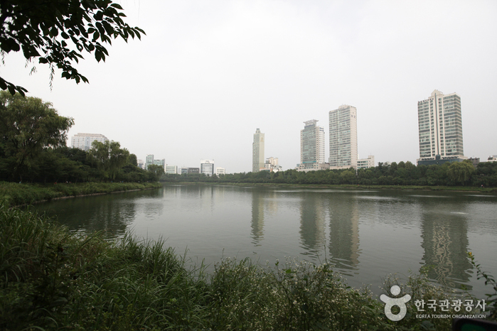 thumbnail-Songpa Naru Park (Seokchonhosu Lake) (송파나루공원 (석촌호수))-2