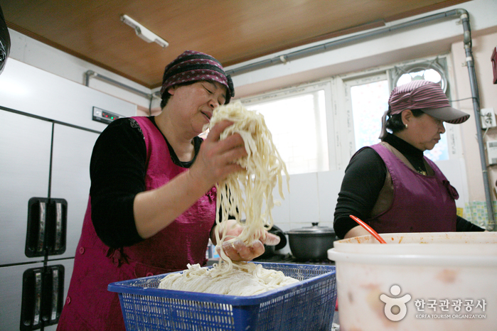 ‘파전칼국수’집의 사장님 자매