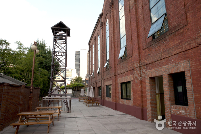 붉은 벽돌담이 정겨운 승동교회