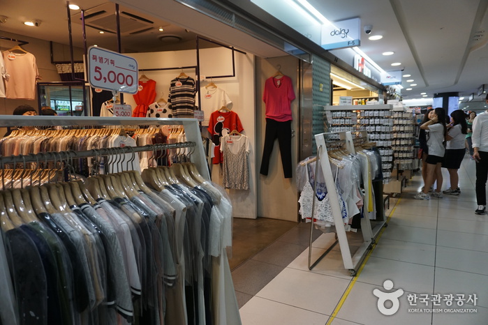 Boutiques souterraines de la station Gangnam (강남역 지하도상가)