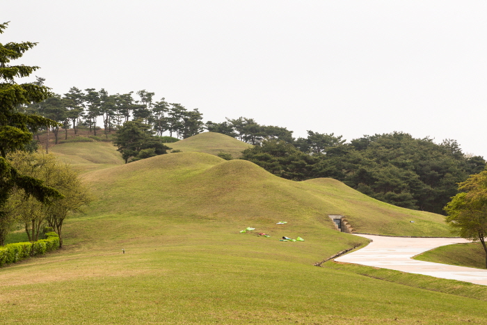 유네스코 세계문화유산에 등재된 송산리 고분군. 모두 7기가 모여있다.