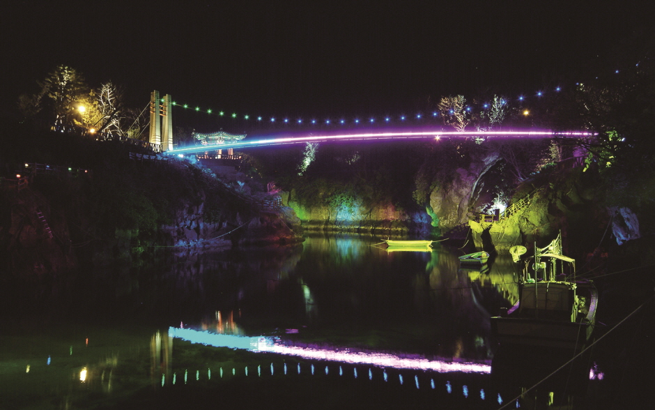 Yongduam Rock (Dragon Head Rock) & Yongyeon Pedestrian Bridge2