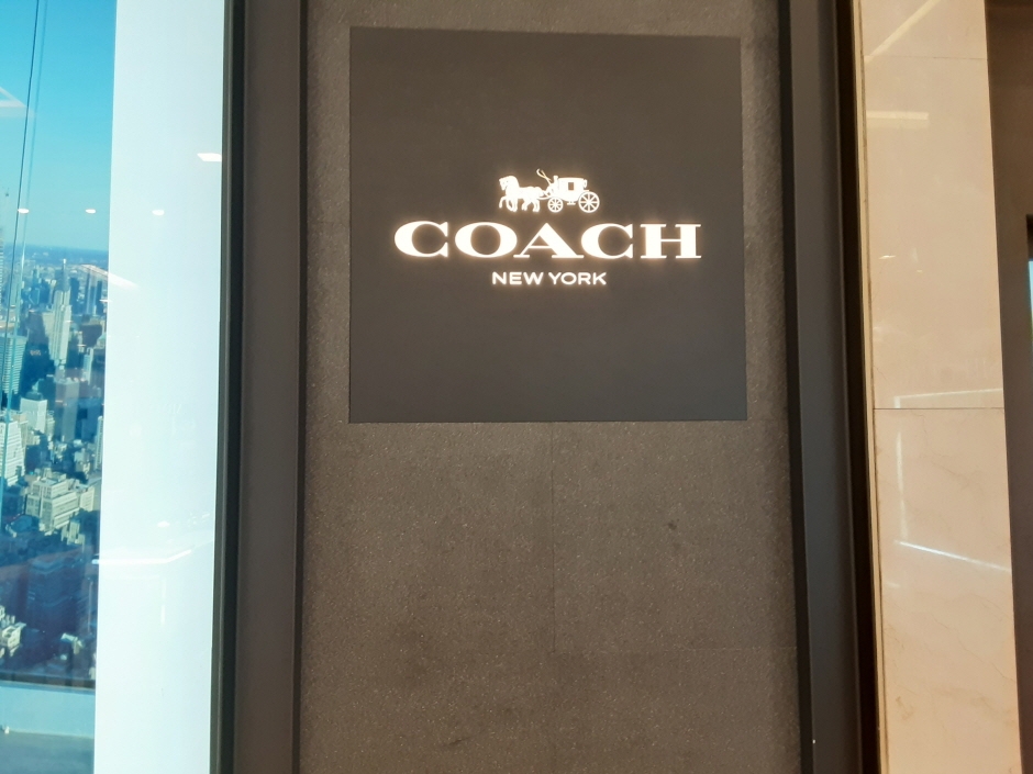 Coach - Hyundai Sinchon Branch [Tax Refund Shop] (코우치 현대신촌)