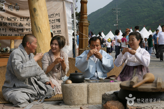 Mungyeong Traditional Chasabal Festival (문경 전통찻사발축제)