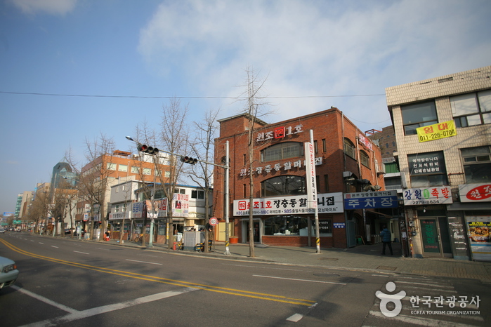 Jangchung-dong Jokbal Street (장충동 족발 골목)