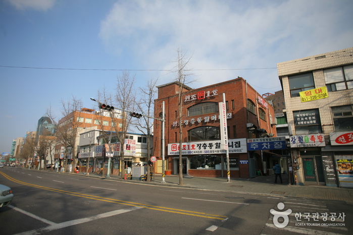 La rue de jokbal à Jangchungdong (장충동 족발 골목)