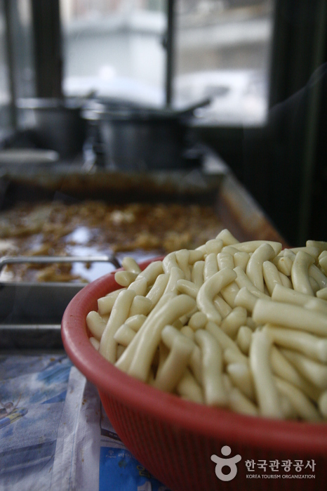 대구 마약떡볶이는 손가락만 한 밀가루떡볶이