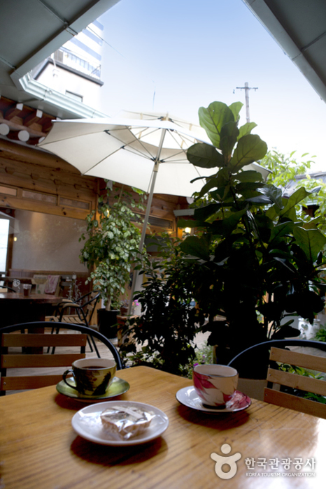 호두나무카페의 테라스