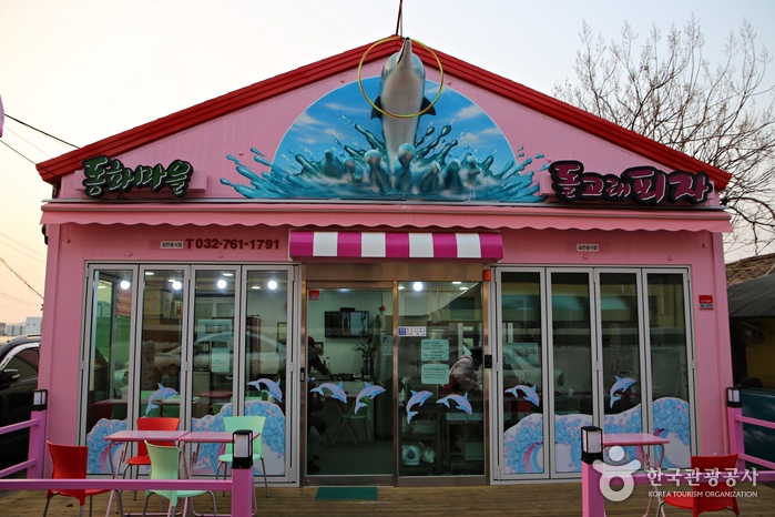 Fairy Tale Village Dolphin Pizza (동화마을 돌고래피자)