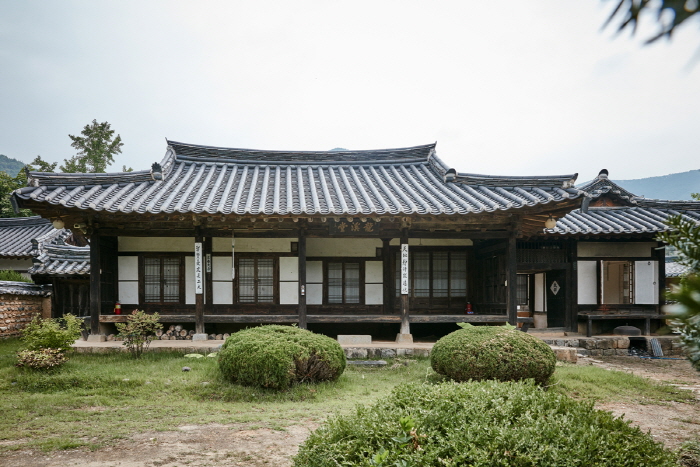 Mukgyeseowon Confucian Academy & Mukgye Head House of Andong Kim Clan (묵계서원 및 안동김씨 묵계종택)