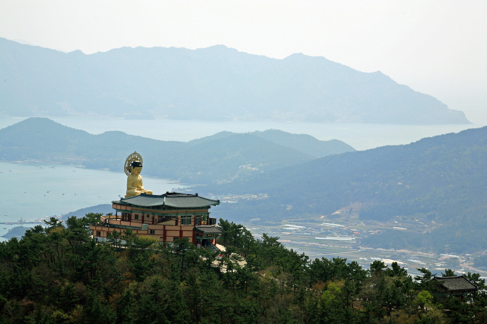 문수암에서 바라본 보현암과 사량도