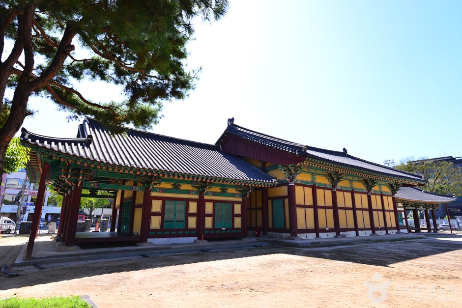 Jeonju Pungpaejigwan Guesthouse (전주 풍패지관(전주객사))