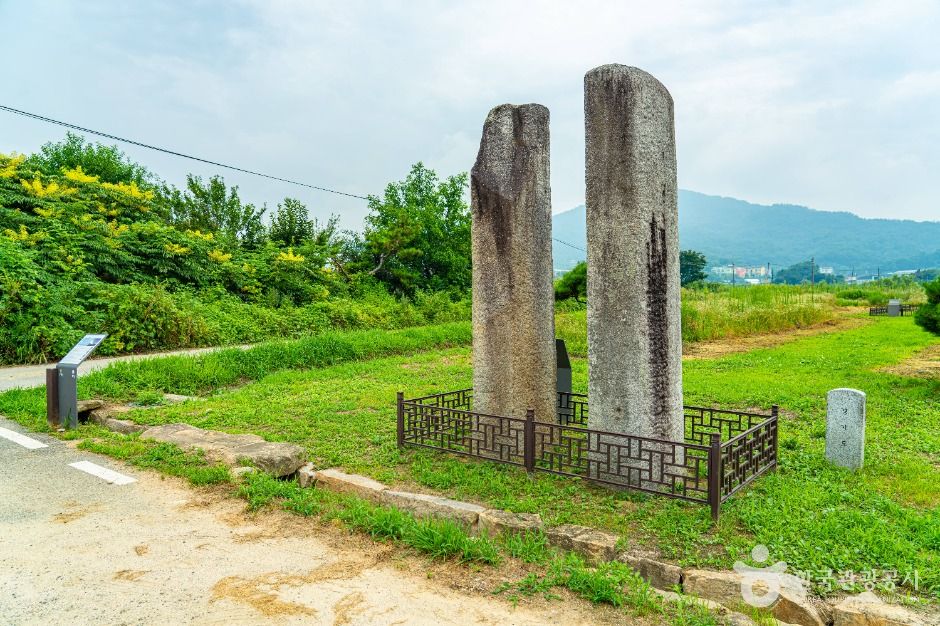 thumbnail-안성죽산리당간지주-1