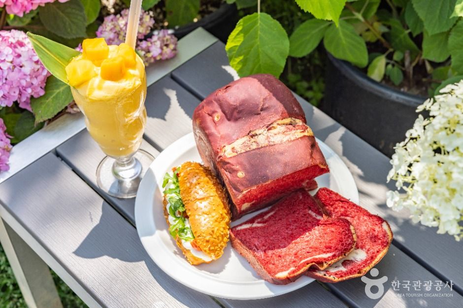 thumbnail-베이커리 카페 공간-27