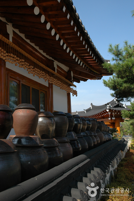 집집마다 줄맞춰 늘어선 장독대엔 장이 가득. 마을내 체험관에서는 장류만들기 체험과 숙박이 가능하다.