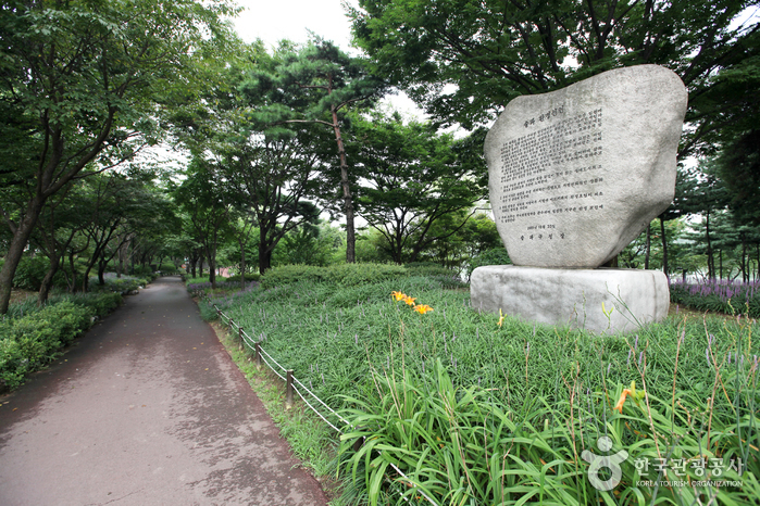 Songpa Naru Park (Seokchonhosu Lake) (송파나루공원 (석촌호수))