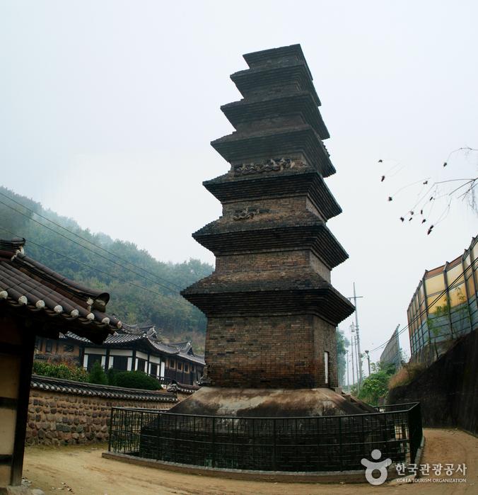 Pagode de briques à sept étages Shinsedong (안동 법흥사지 칠층전탑)