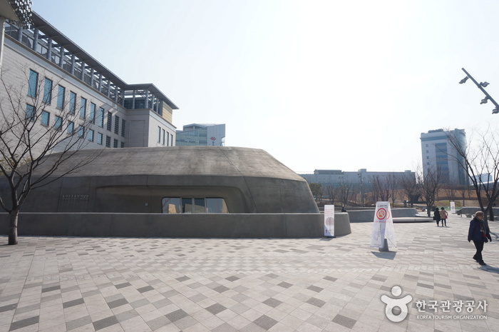 Dongdaemun History & Culture Park (동대문역사문화공원)