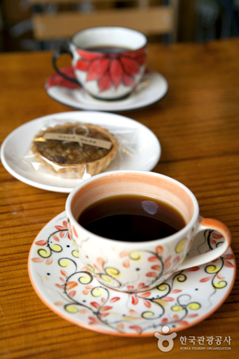 매일 로스팅한 원두로 내리는 핸드 드립 커피