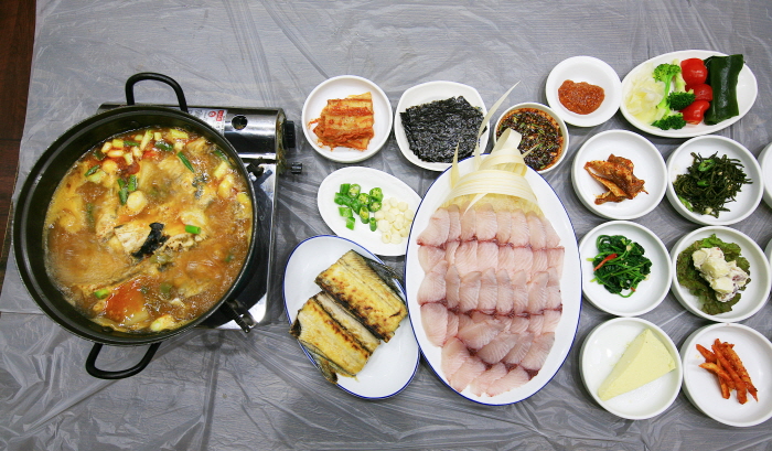 나로도항 주변 횟집에서는 삼치회와 삼치구이, 삼치탕을 맛볼 수 있다