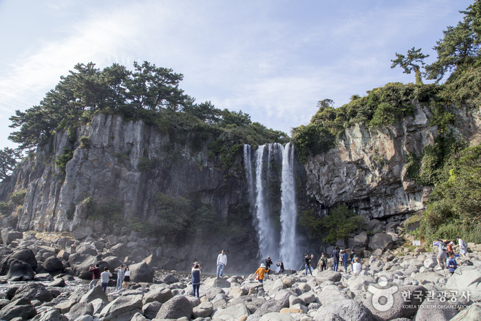 Водопад Чонбан (정방 폭포)