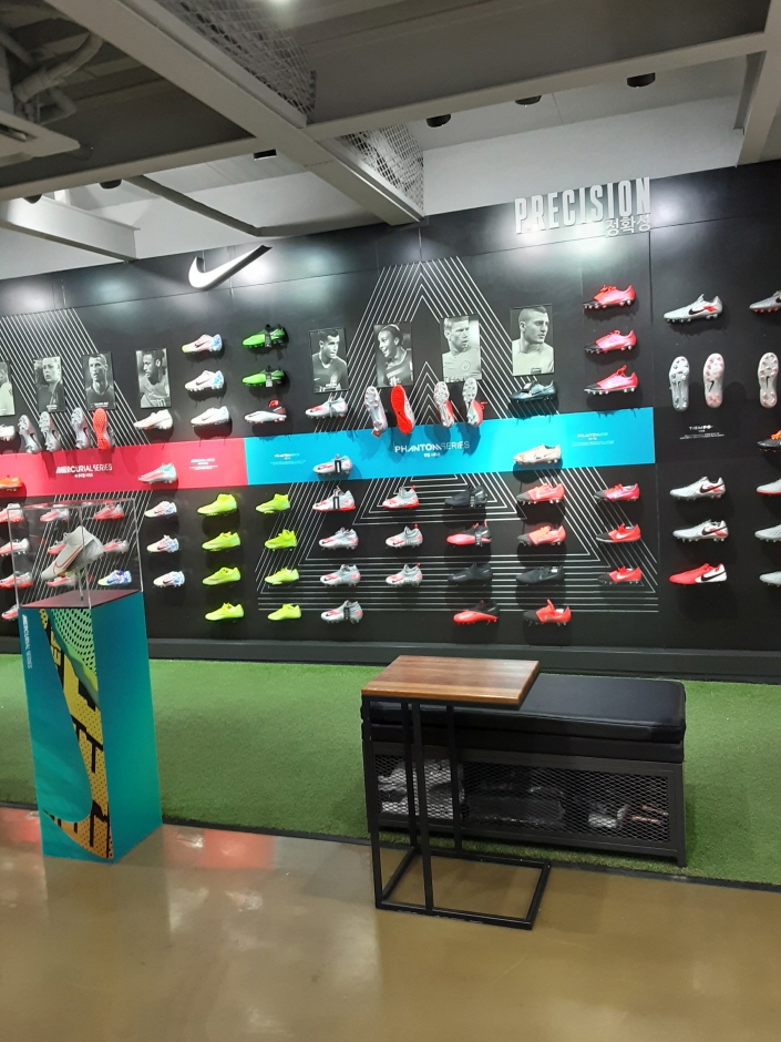 Ssaka Sports - Dongdaemun Branch [Tax Refund Shop] (싸카스포츠 동대문)