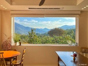 카페 정서리 내부 창문 풍경