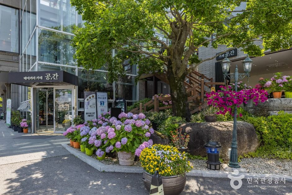 thumbnail-베이커리 카페 공간-28