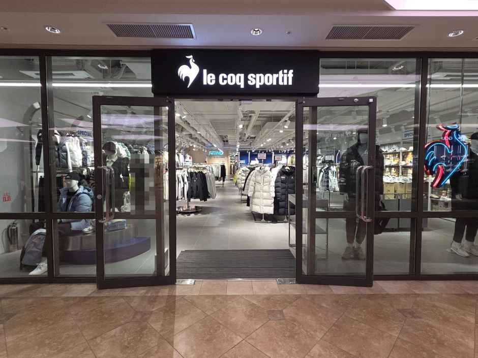 [事後免税店]le coq sportif（ルコックスポルティフ）・新世界サイモンプレミアムアウトレットパジュ（坡州）店(르꼬끄스포르티브 신세계사이먼프리미엄아울렛 파주점)