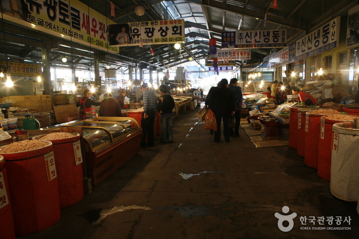 广川土窟虾酱市场（광천 토굴새우젓시장）