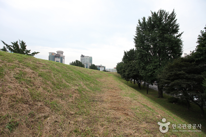 Земляная крепость Пхуннап-дон тхосон в Сеуле (서울 풍납동 토성)