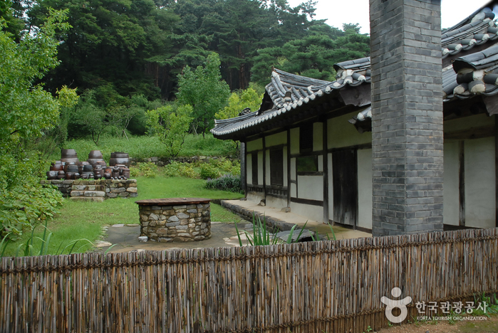 Santuario Hyeonchungsa (현충사)