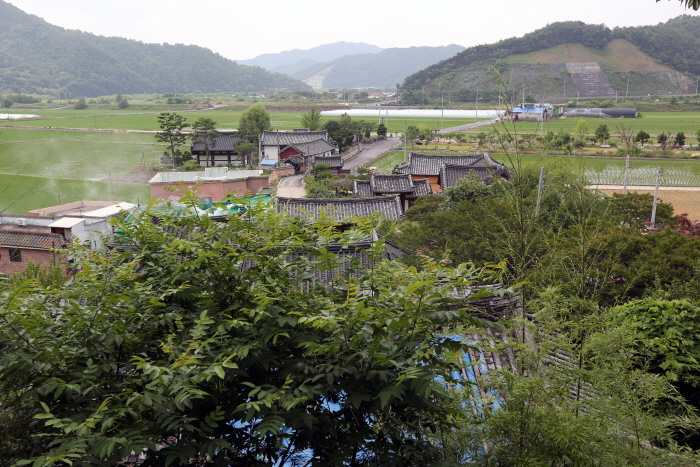 사우당종택의 영모당에서 바라본 마을 모습