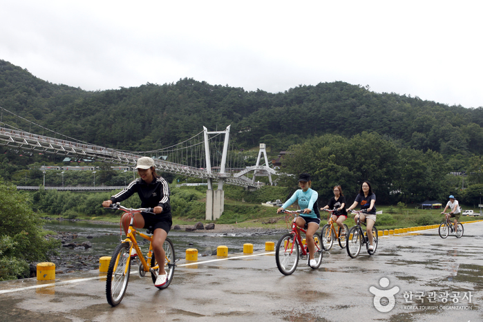 세월교를 달리는 자전거에 신바람이 가득하다