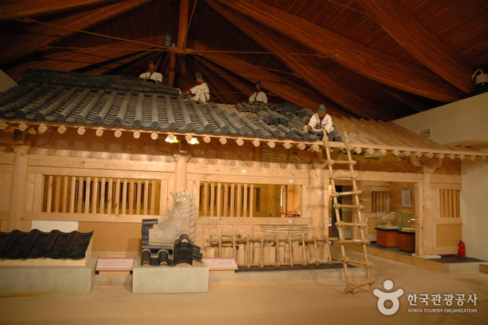 Jeongnimsaji Museum (정림사지박물관)