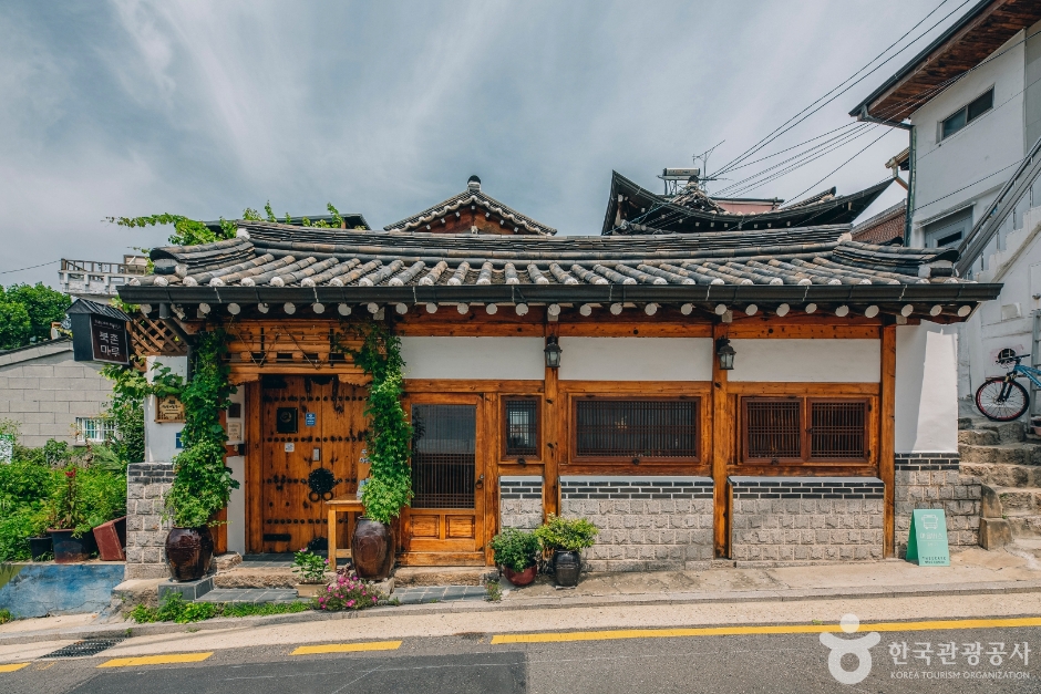 Bukchonmaru hanok guesthouse [Korea Quality] / 북촌마루 한옥 게스트하우스 [한국관광 품질인증]