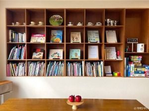 카페 정서리 내부 책장