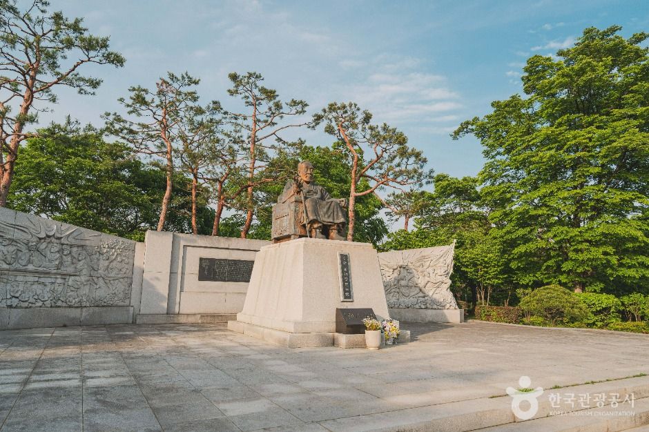 성재 이시영선생 동상