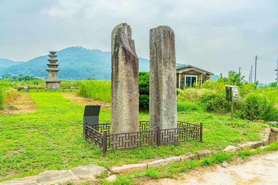 thumbnail-안성죽산리당간지주-2