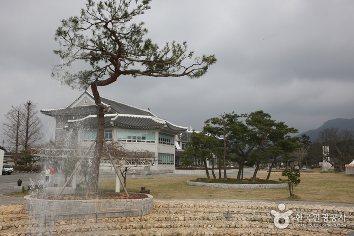 Yeongam Pottery Museum (영암도기박물관)