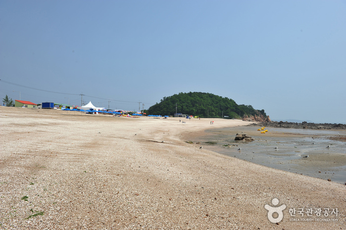 Seonnyeobawi Beach (선녀바위해수욕장)
