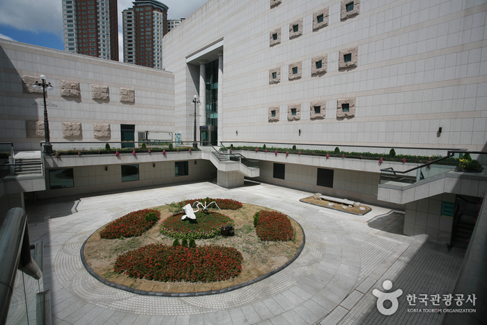 Дворец культуры и искусства в Ульсане (울산문화예술회관)