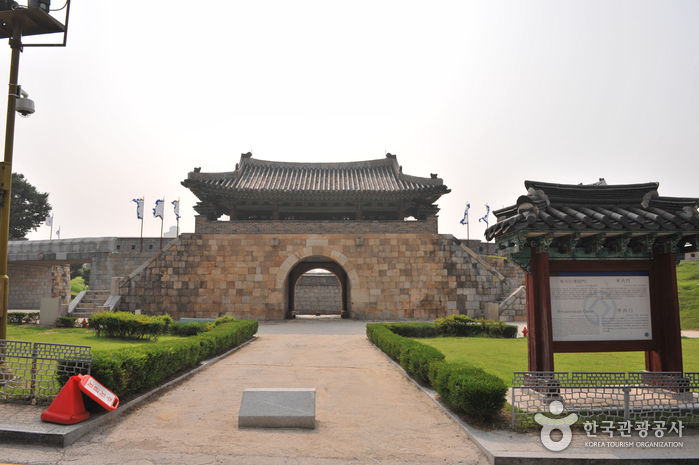 Hwaseong Fortress [UNESCO World Heritage] (수원 화성 [유네스코 세계문화유산])