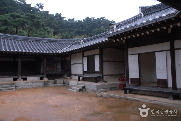 Hyeonchungsa Shrine (현충사)